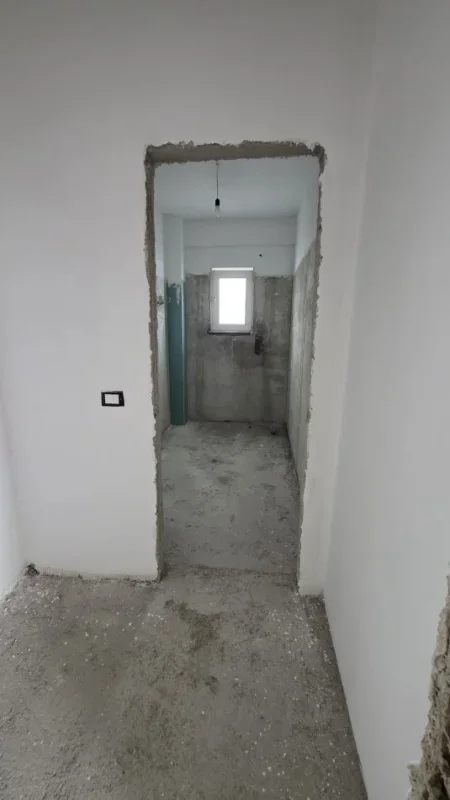 Lushnje, shitet apartament 2+1+Ballkon Kati 8, 70.000 € 