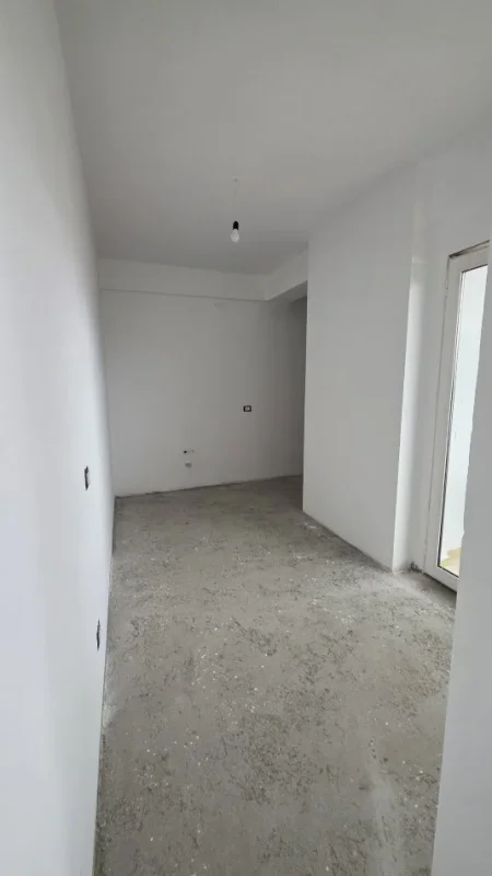 Lushnje, shitet apartament 2+1+Ballkon Kati 8, 70.000 € 