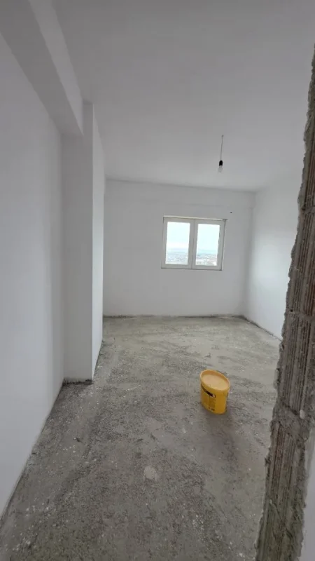 Lushnje, shitet apartament 2+1+Ballkon Kati 8, 70.000 € 
