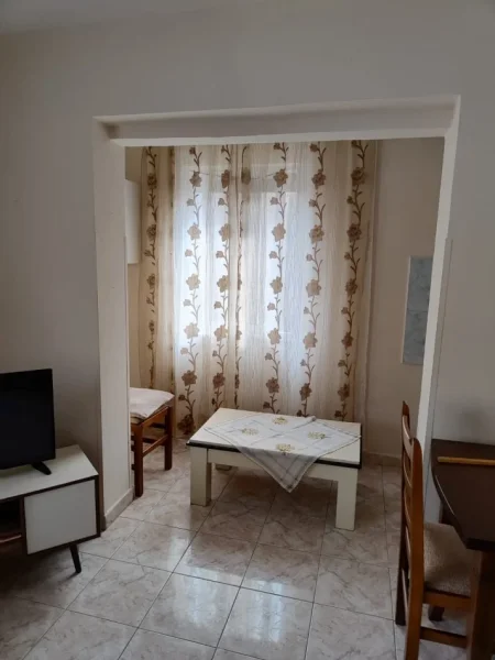Tirane, jepet me qera apartament 1+1 Kati 4, 60 m² 420 € (Afer me shkollen kongresi i lushnjes)