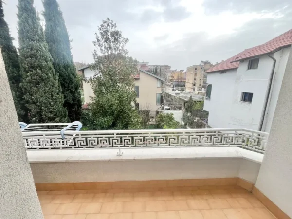 Tirane, jap me qera Vile 3+1+Aneks+Ballkon Kati 0, 830 € 