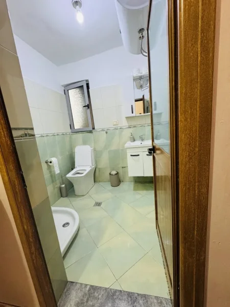 Tirane, jepet me qera apartament 1+1+Aneks+Ballkon Kati 5, 80 m² 730€ (Rruga Gjik Kuqali)