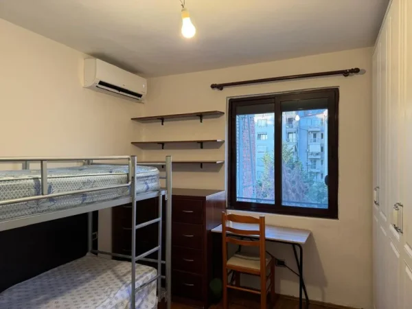 Tirane, jepet me qera apartament 1+1 Kati 5, 400 €