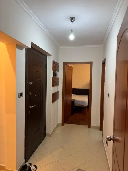 Tirane, jepet me qera apartament 1+1 Kati 5, 400 €