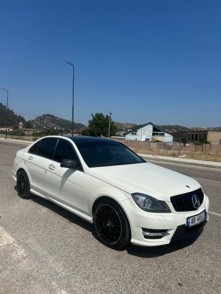 Berat, shitet makine Mercedez-Benz Nafte, e bardhë automatik Klima 212.000 km 11.000 €
