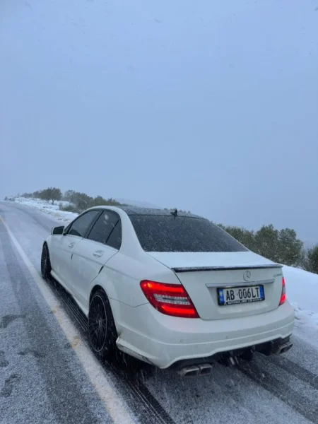 Berat, shitet makine Mercedez-Benz Nafte, e bardhë automatik Klima 212.000 km 11.000 €