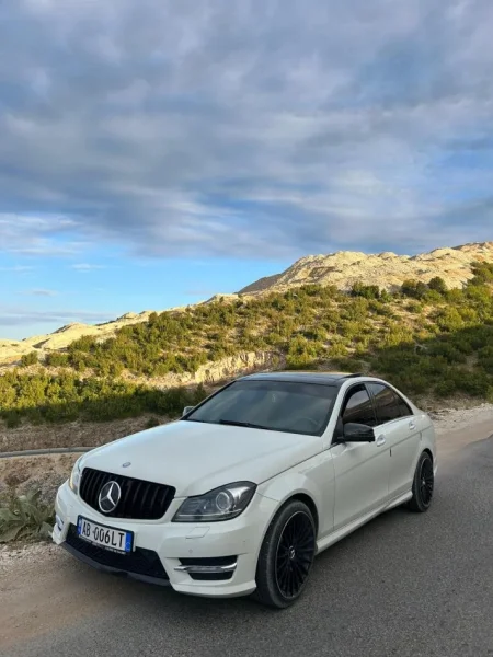 Berat, shitet makine Mercedez-Benz Nafte, e bardhë automatik Klima 212.000 km 11.000 €