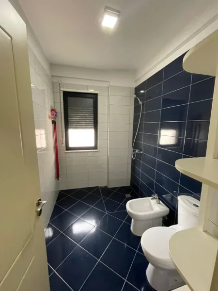 Tirane, jepet me qera apartament 1+1+Ballkon Kati 4, 60 m² 400 € 