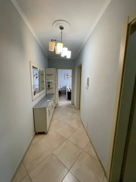 Tirane, jepet me qera apartament 1+1+Ballkon Kati 4, 60 m² 400 € 