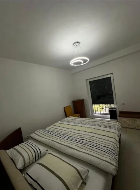 Tirane, jepet me qera apartament 2+1+Aneks+Ballkon Kati 4, 99 m² 900 € 