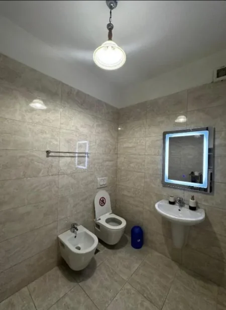 Tirane, jepet me qera apartament 2+1+Aneks+Ballkon Kati 4, 99 m² 900 € 