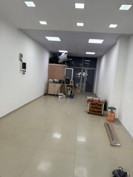 Tirane, jepet me qera ambjent biznesi Kati 0, 50 m² 400 € 