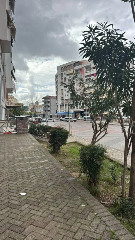 Tirane, shitet dyqan , 77 m² 420.000 € 