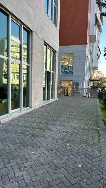 Tirane, shitet dyqan , 77 m² 420.000 € 