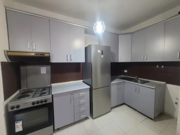 Tirane, jepet me qera apartament 1+1+Aneks+Ballkon Kati 7, 50 m² 450 € 