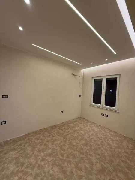 Tirane, jepet me qera ambjent biznesi Kati 0, 334 m² 2.000 € (Rruga Naim Frasheri)