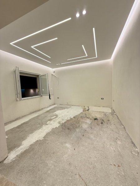 Tirane, jepet me qera ambjent biznesi Kati 0, 334 m² 2.000 € (Rruga Naim Frasheri)