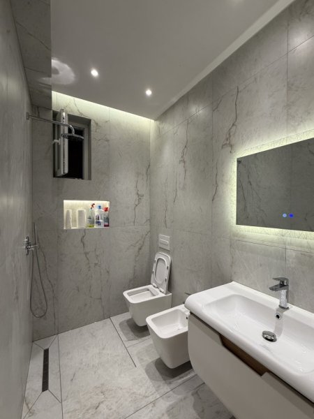 Tirane, jepet me qera ambjent biznesi Kati 0, 334 m² 2.000 € (Rruga Naim Frasheri)