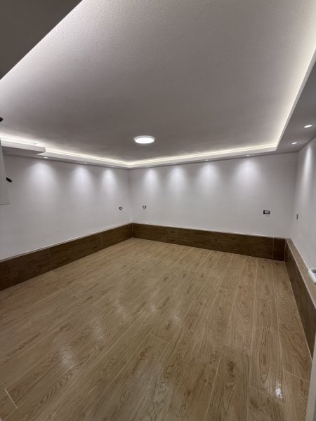 Tirane, jepet me qera ambjent biznesi Kati 0, 334 m² 2.000 € (Rruga Naim Frasheri)