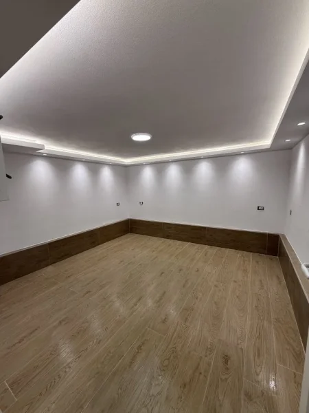 Tirane, jepet me qera ambjent biznesi Kati 0, 334 m² 2.000 € (Rruga Naim Frasheri)