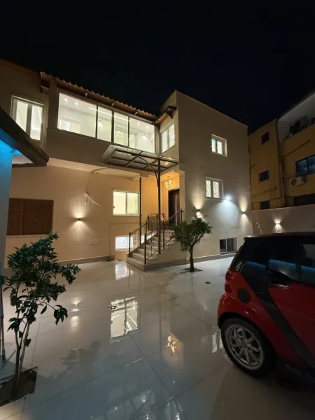 Tirane, jepet me qera ambjent biznesi Kati 0, 334 m² 2.000 € (Rruga Naim Frasheri)