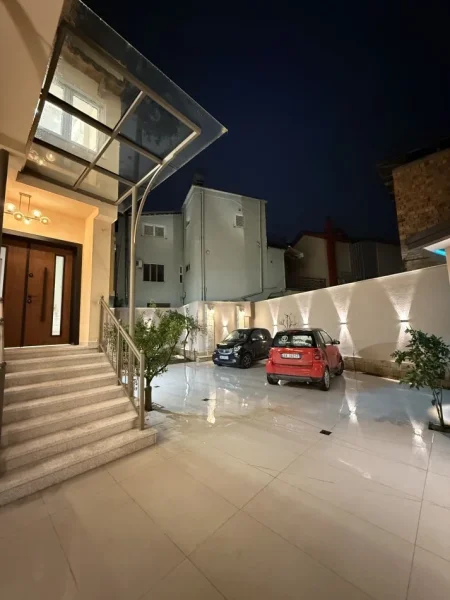 Tirane, jepet me qera ambjent biznesi Kati 0, 334 m² 2.000 € (Rruga Naim Frasheri)