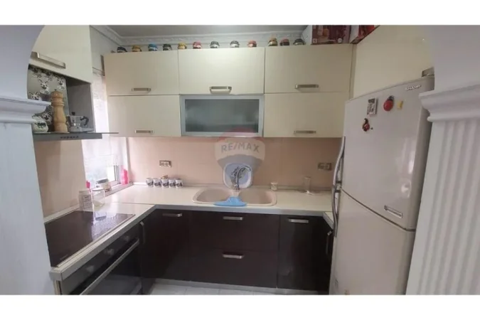 Tirane, jepet me qera apartament 2+1 , 75 m² 500 € (Brryli)