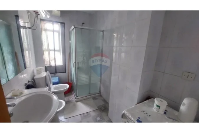 Tirane, jepet me qera apartament 2+1 , 75 m² 500 € (Brryli)