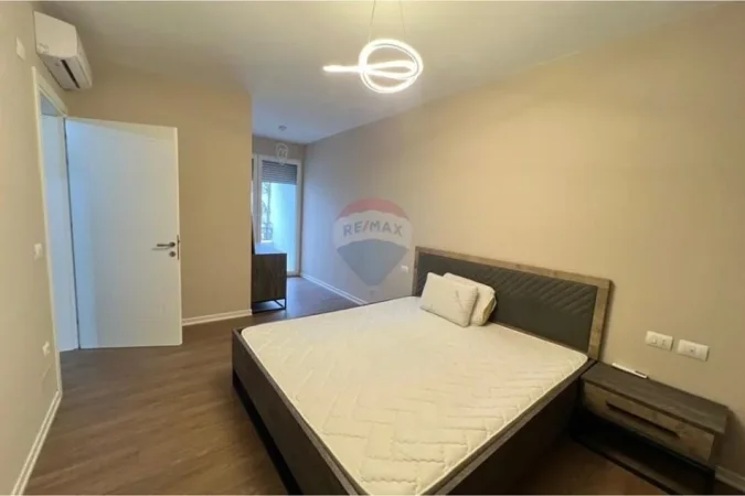 Tirane, jepet me qera apartament 2+1 , 100 m² 700 € (Brryli)