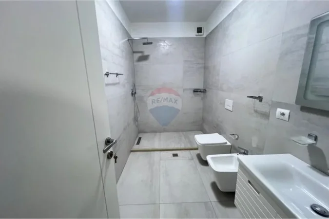 Tirane, jepet me qera apartament 2+1 , 100 m² 700 € (Brryli)