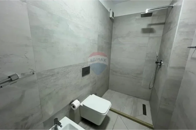 Tirane, jepet me qera apartament 2+1 , 100 m² 700 € (Brryli)