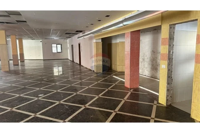 Tirane, shitet dyqan , 1.001 m² 1.500.000 € 