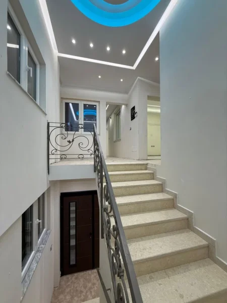 Tirane, jepet me qera apartament 2 Katshe Kati 0, 135 m² 2.000 € (Rruga e Kavajes)