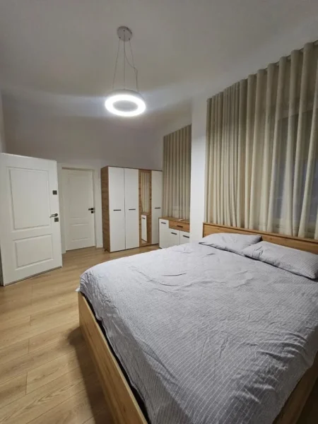 Tirane, jepet me qera Vile 3 Katshe Kati 2, 240 m² 2.500 € (TEG)