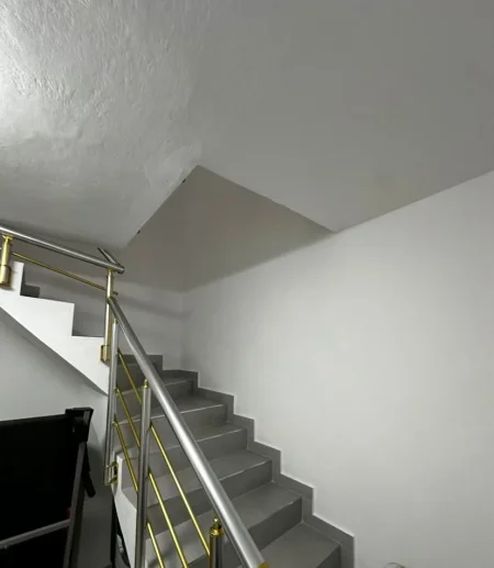 Tirane, jepet me qera shtepi Dublex Kati 1, 85 m² 600 € (Bulevardi Zogu i Parë, Pas FSHN-së, Rruga Haxhi Hysen Dalliu, Tiranë)