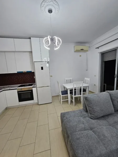 Tirane, jepet me qera apartament 1+1 Kati 4, 70 m² 700 € (Myslym Shyrri)