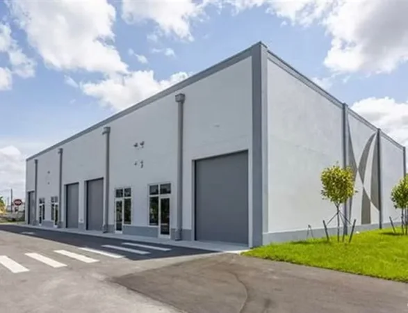 Tirane, shitet magazine , 2.200 m² 1.200.000 € (Autostrada Tirane Durres)