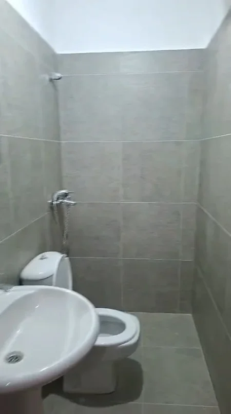 Tirane, jepet me qera apartament 1+1+Ballkon Kati 2, 61 m² 350 € (Hamdi Sulcebe)