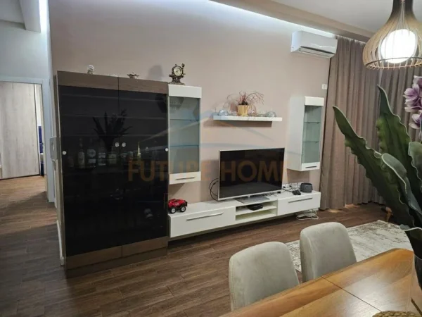 Tirane, jepet me qera apartament 2+1+Aneks+Ballkon Kati 1, 110 m² 550 € (Rotondo e astirit)