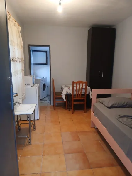 Tirane, jepet me qera garsonier 1+1 Kati 0, 17 m² 149 € 