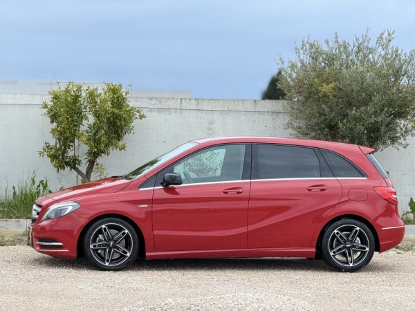 Durres, shitet makine MERCEDES BENZ B-CLASS 200 Nafte, e kuqe automatik Klima 174.979 km