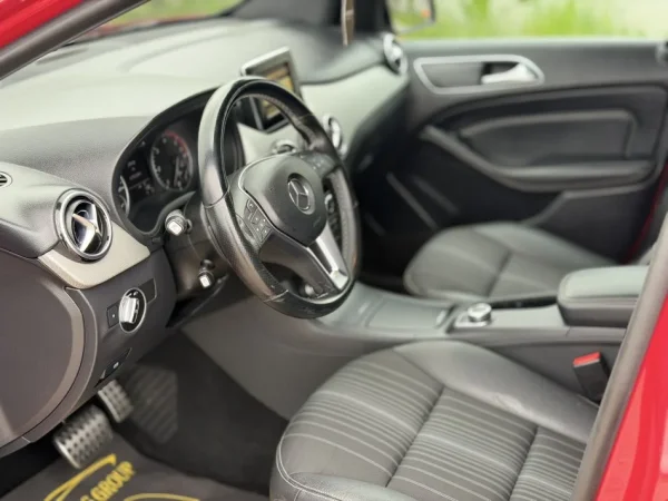 Durres, shitet makine MERCEDES BENZ B-CLASS 200 Nafte, e kuqe automatik Klima 174.979 km