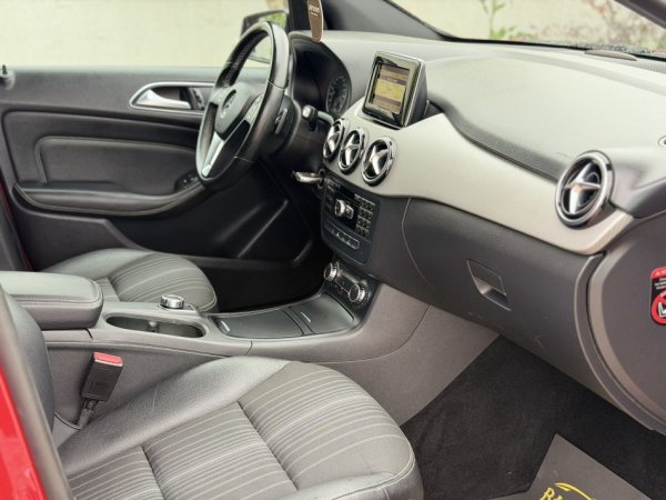 Durres, shitet makine MERCEDES BENZ B-CLASS 200 Nafte, e kuqe automatik Klima 174.979 km