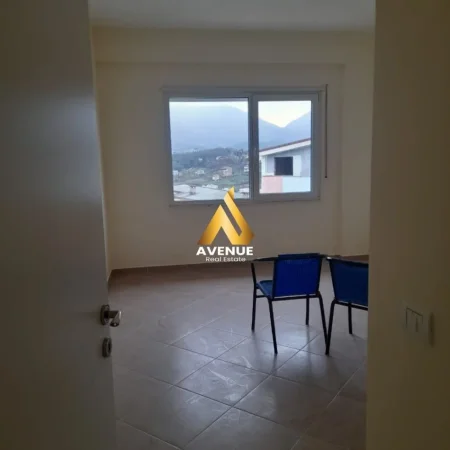 Tirane, jepet me qera apartament 3+1 Kati 6, 600 €