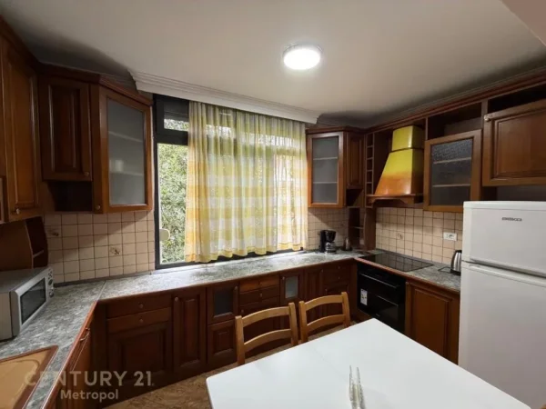 Tirane, jepet me qera apartament 2+1 Kati 2, 81 m² 650 € (ish fusha e Aviacionit)