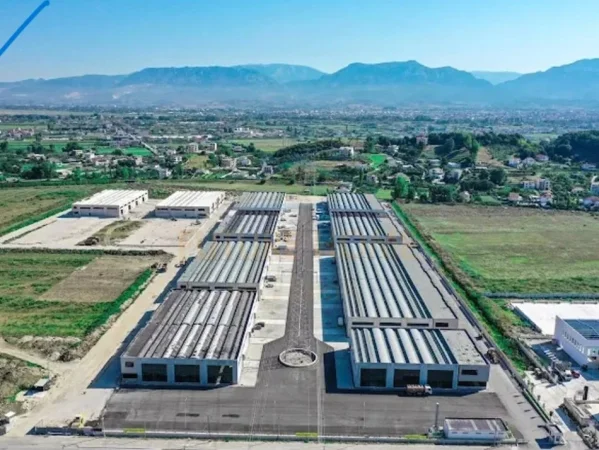 Tirane, shitet magazine Kati 0, 1.100 m² 1.500.000 € (Tirana Industrial Park)