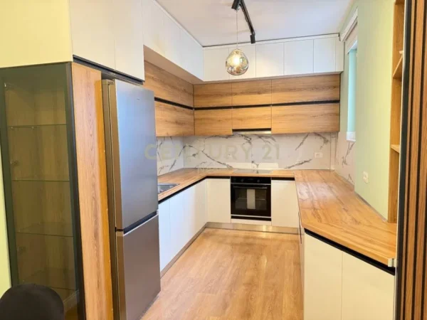 Tirane, jepet me qera apartament 3+1 Kati 5, 141 m² 1.300 € (liqeni Thate)