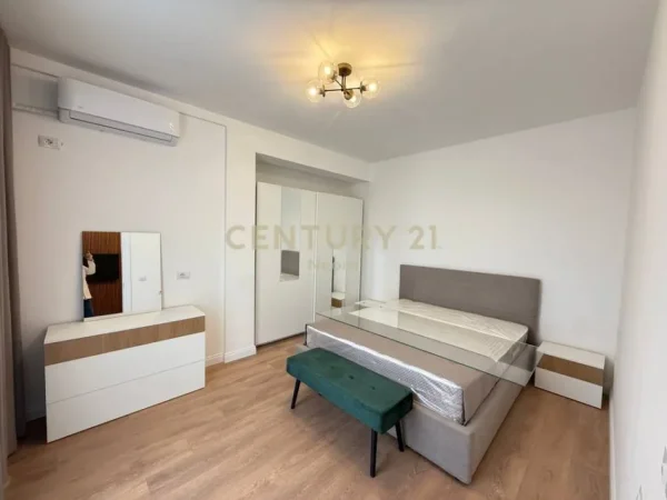 Tirane, jepet me qera apartament 3+1 Kati 5, 141 m² 1.300 € (liqeni Thate)