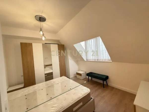 Tirane, jepet me qera apartament 3+1 Kati 5, 141 m² 1.300 € (liqeni Thate)