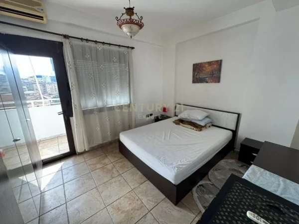 Tirane, jepet me qera apartament 3+1 Kati 6, 100 m² 700 € (brraka)
